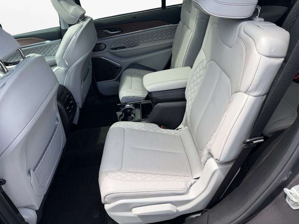 2022 Jeep Grand Cherokee L Summit w/Tech & Luxury Pkgs