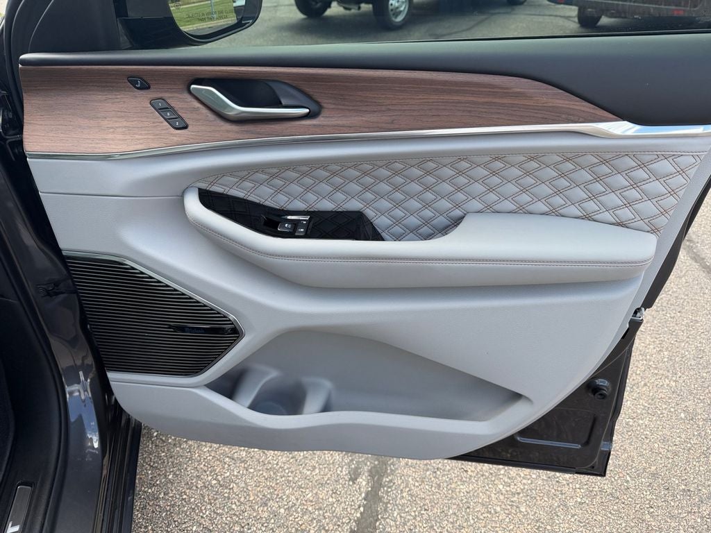 2022 Jeep Grand Cherokee L Summit w/Tech & Luxury Pkgs