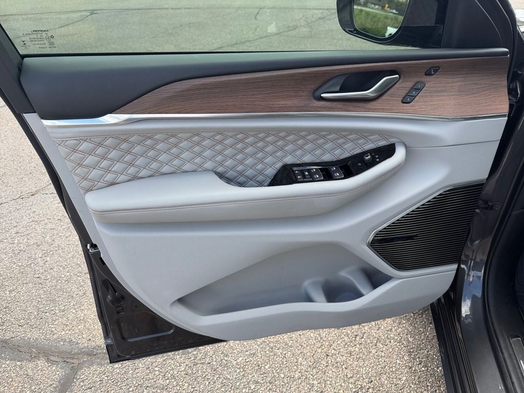 2022 Jeep Grand Cherokee L Summit w/Tech & Luxury Pkgs