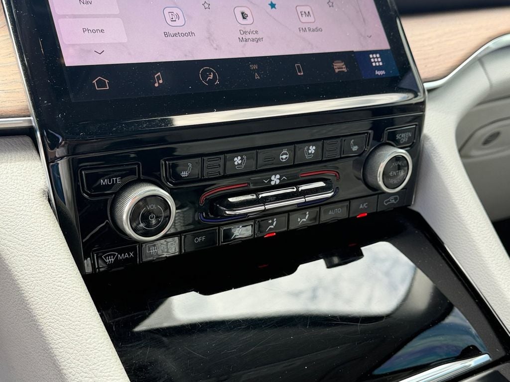 2022 Jeep Grand Cherokee L Summit w/Tech & Luxury Pkgs