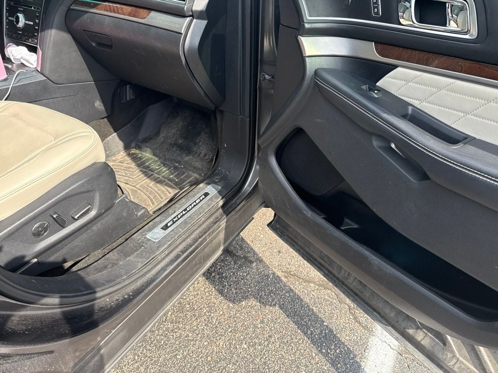 2016 Ford Explorer Platinum /Rear DVD Headrests