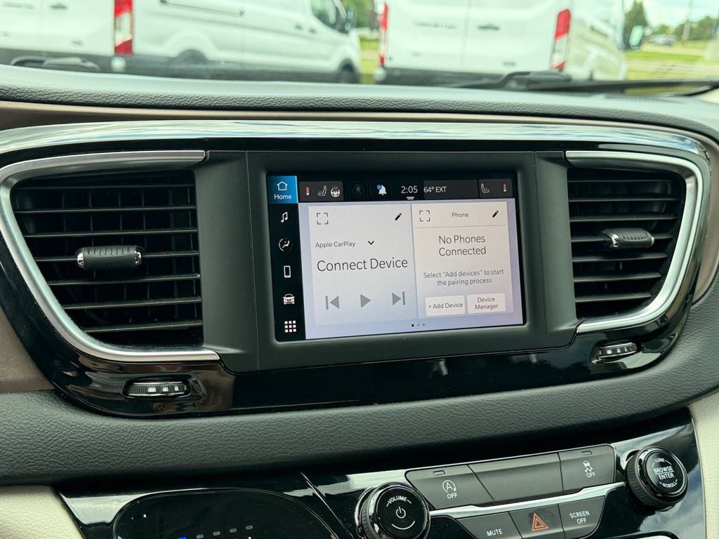 2023 Chrysler Voyager LX