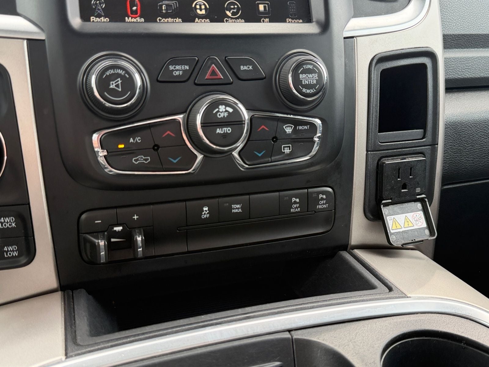 2017 RAM 1500 Big Horn Crew Cab 4x4 5'7' Box