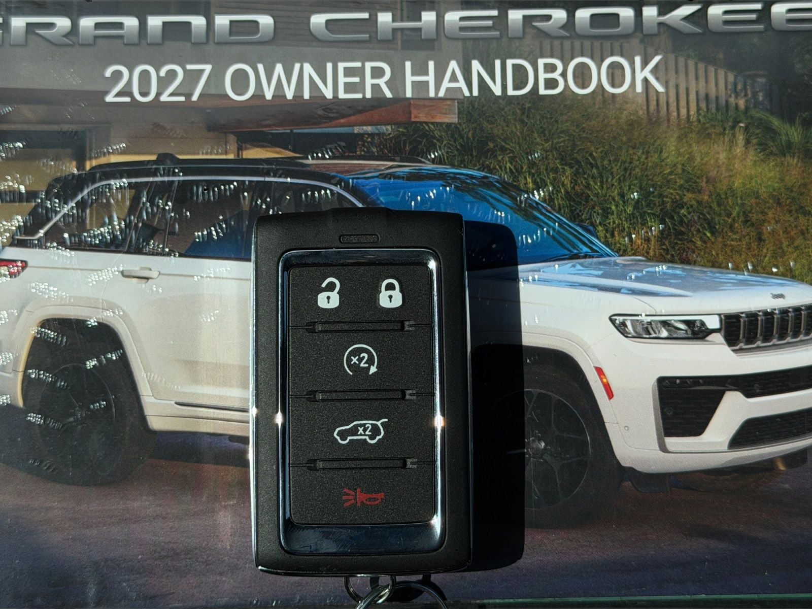 2027 Jeep Grand Cherokee GRAND CHEROKEE LAREDO ALTITUDE 4X4