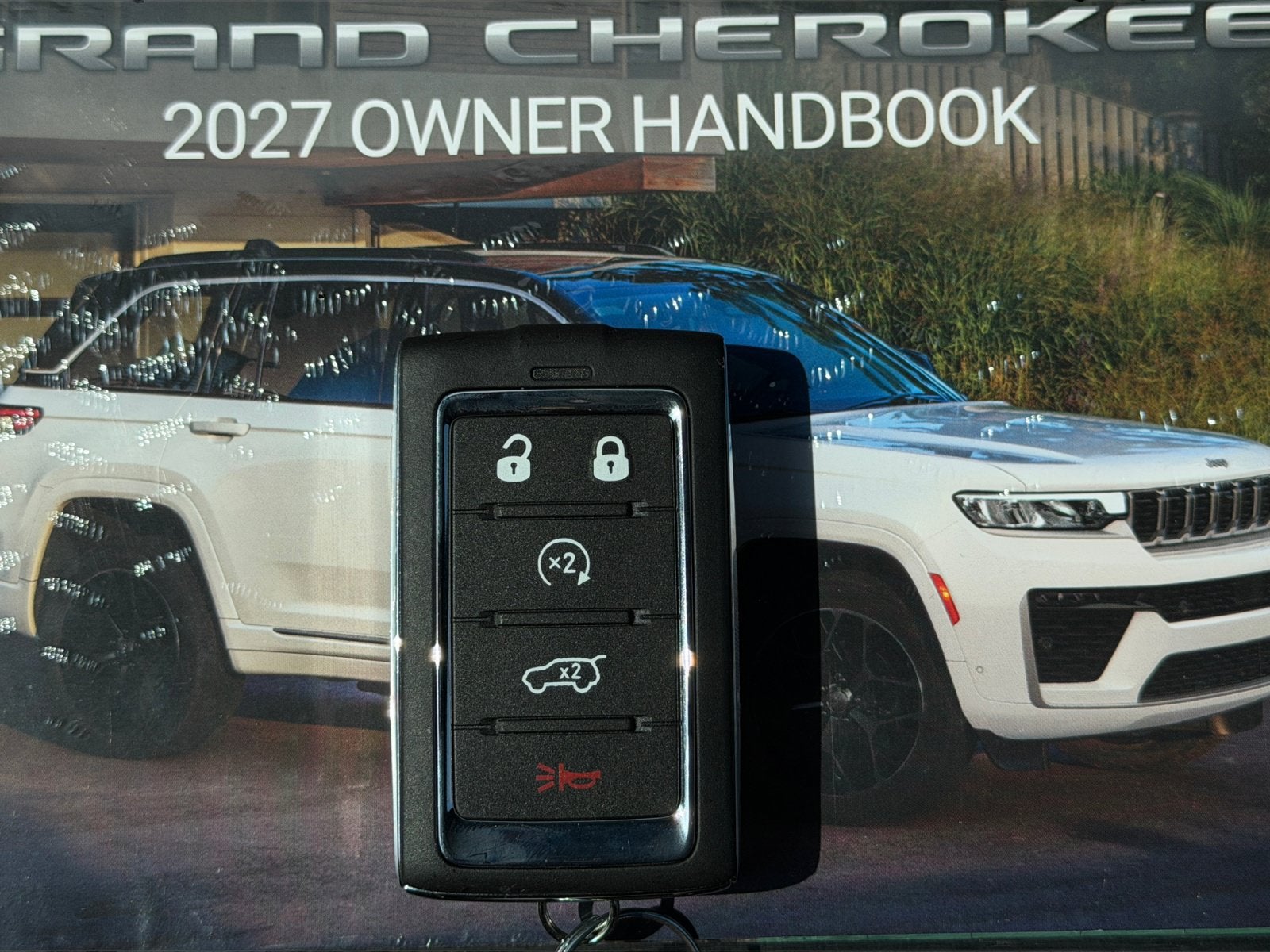 2027 Jeep Grand Cherokee GRAND CHEROKEE LAREDO ALTITUDE 4X4