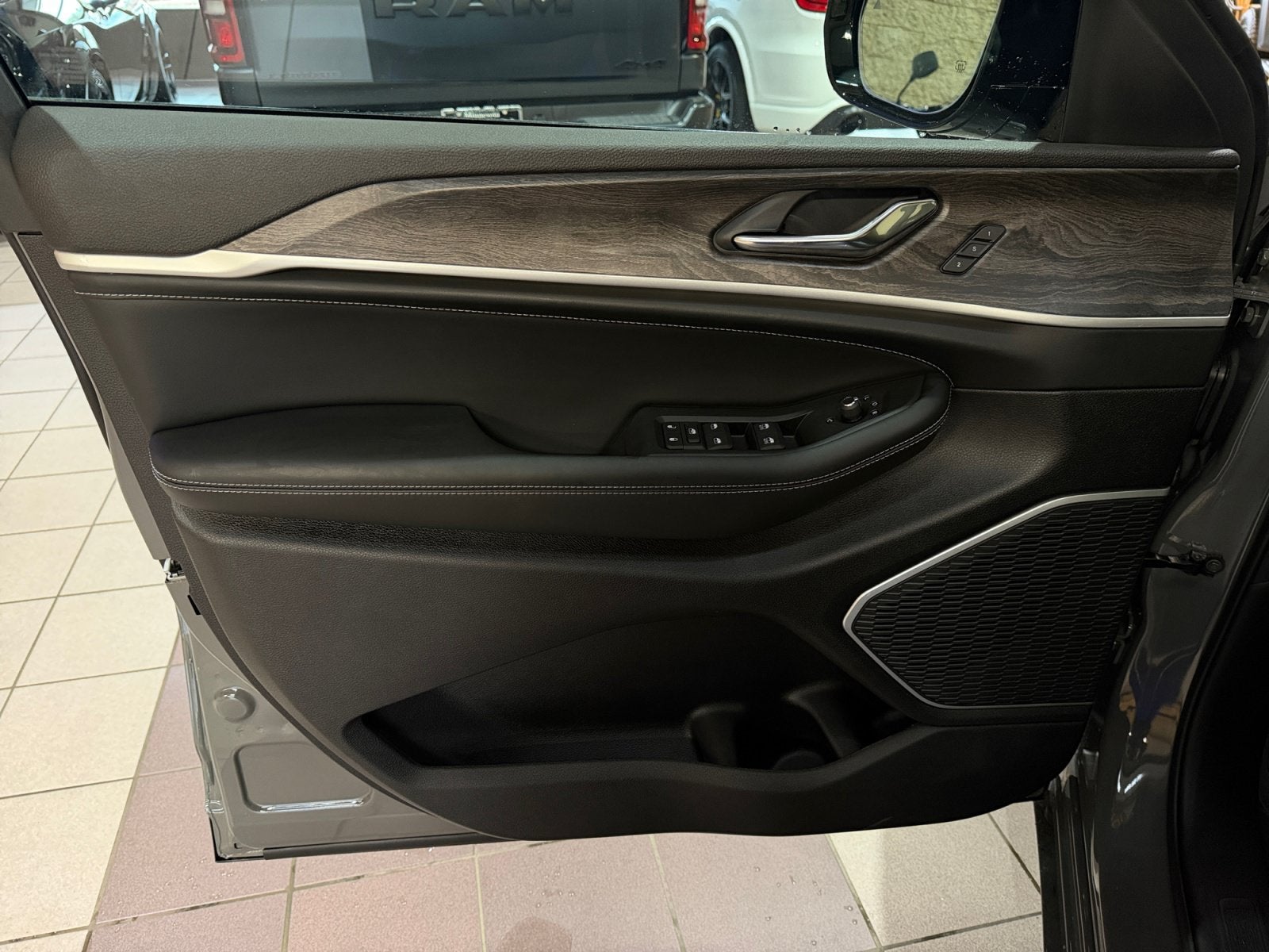 2027 Jeep Grand Cherokee Limited Reserve