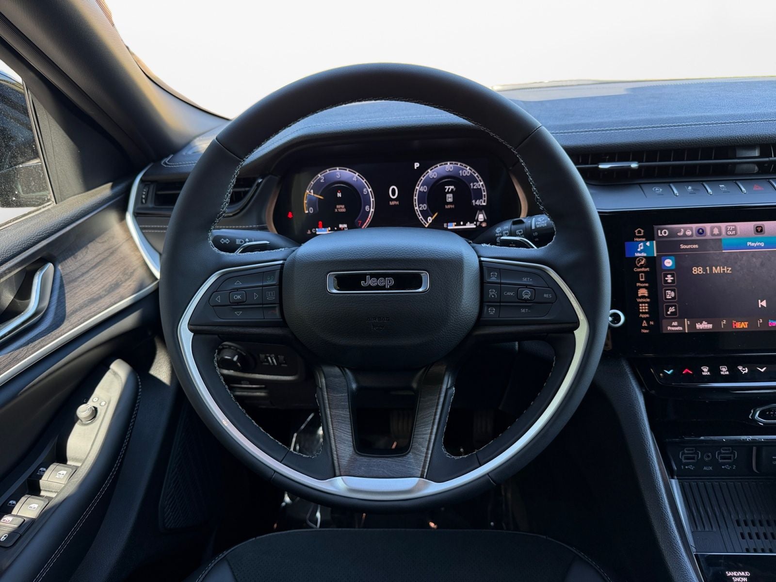 2027 Jeep Grand Cherokee Laredo Altitude