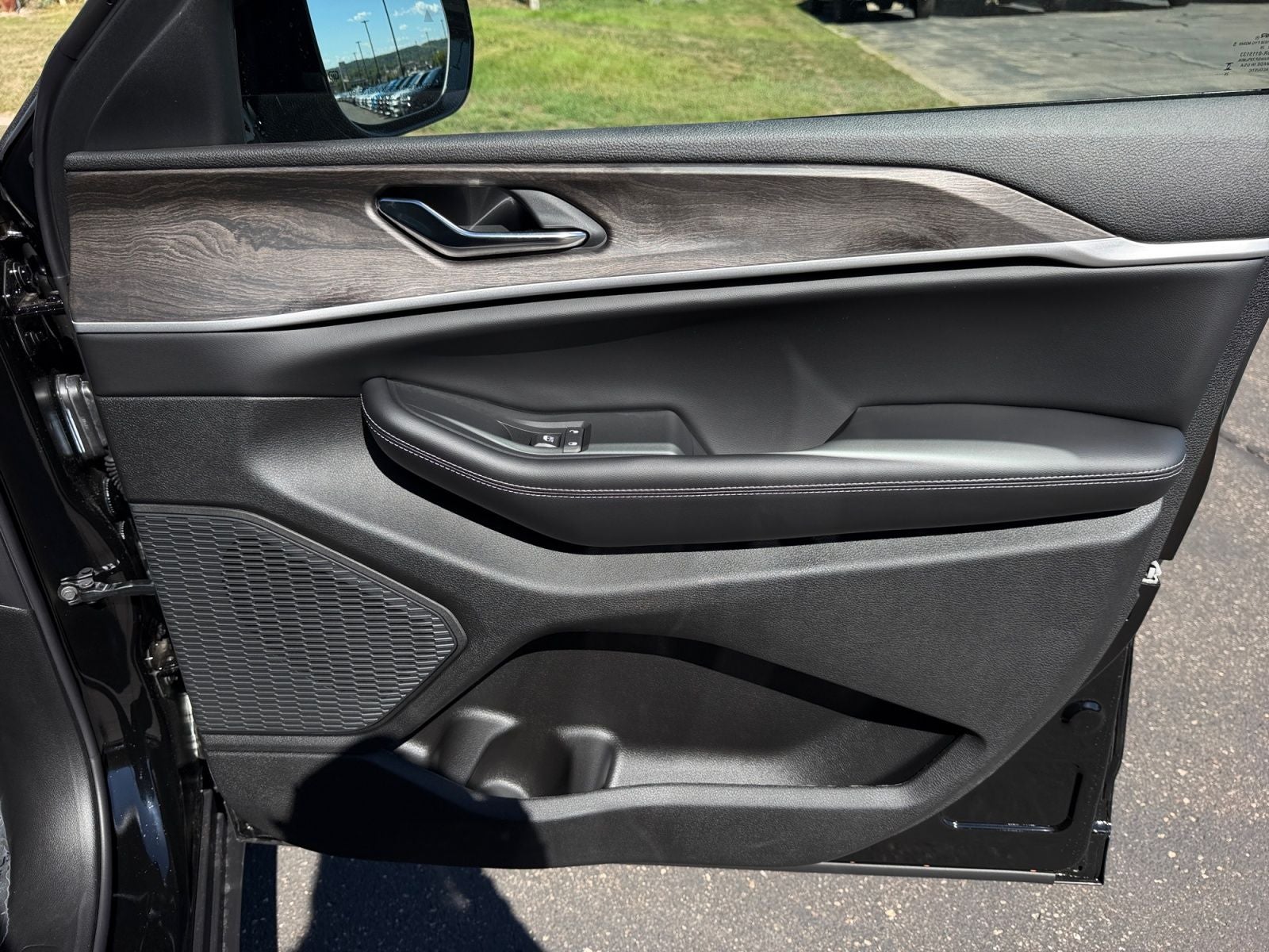 2027 Jeep Grand Cherokee Laredo Altitude