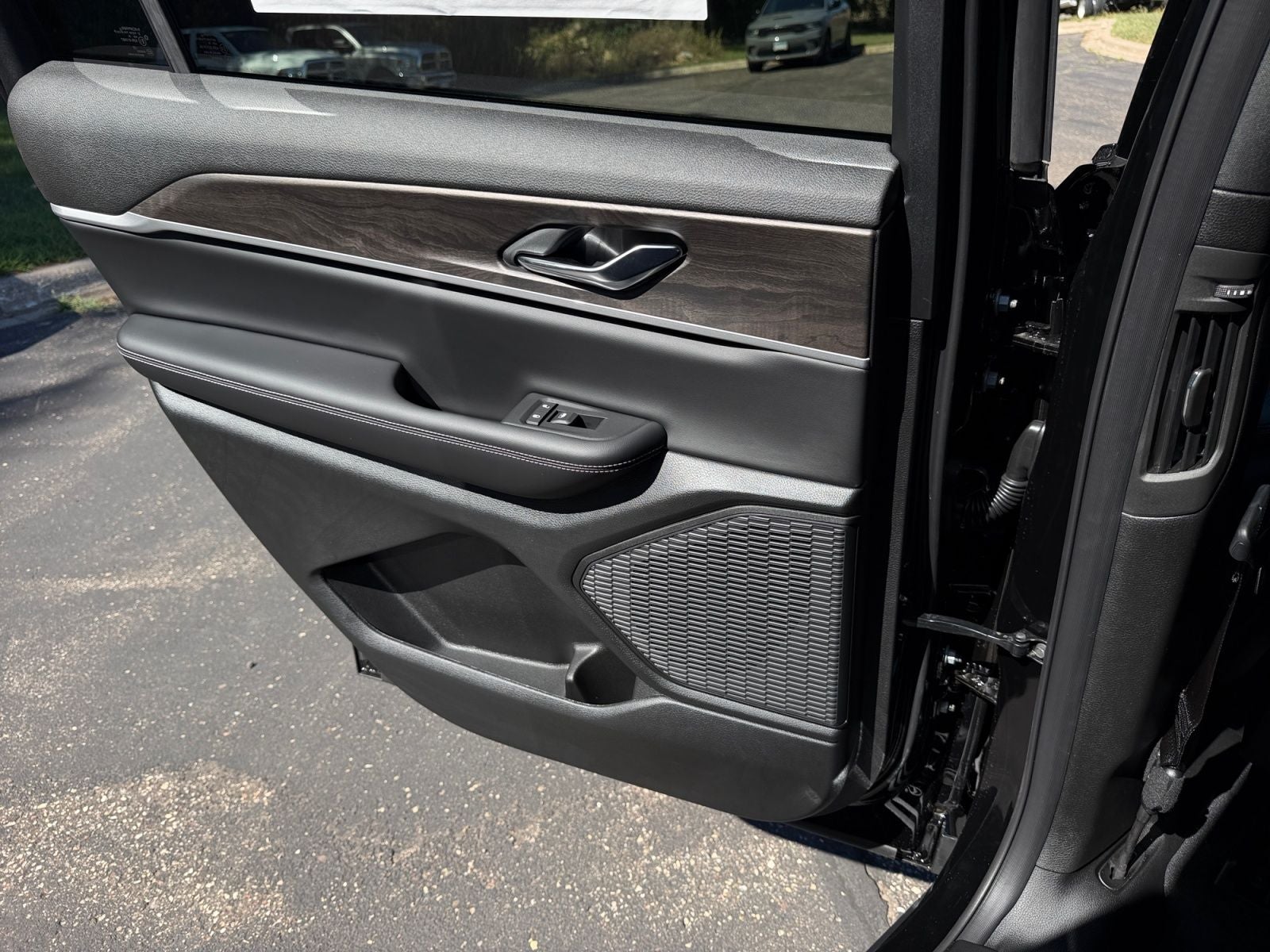 2027 Jeep Grand Cherokee Laredo Altitude