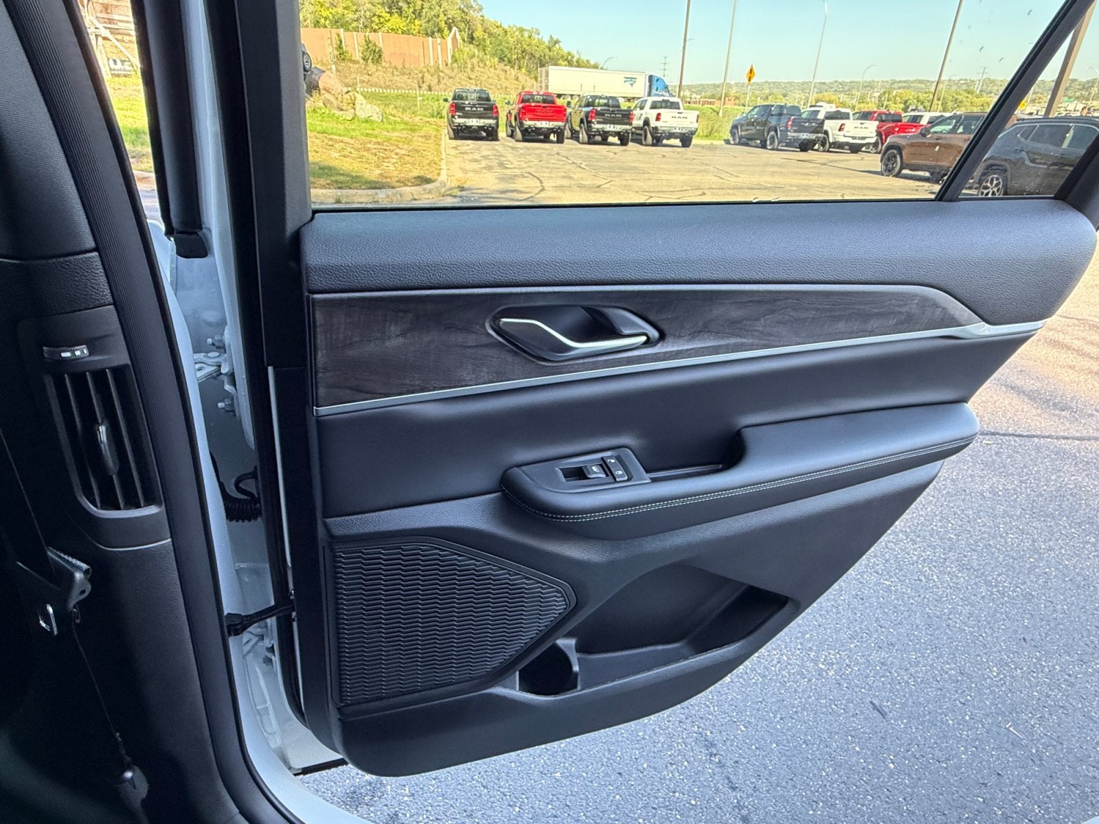 2027 Jeep Grand Cherokee GRAND CHEROKEE L LAREDO ALTITUDE 4X4