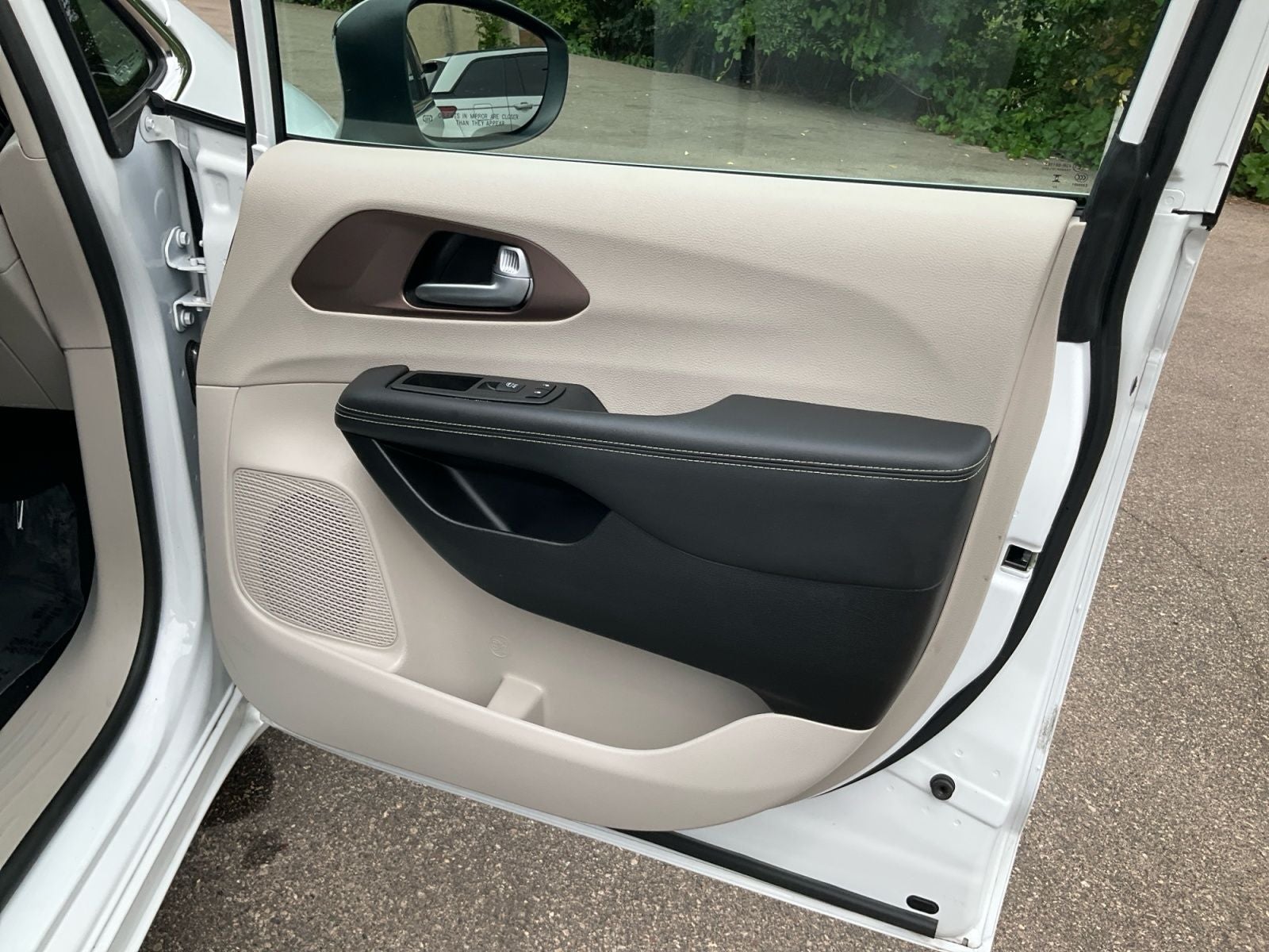 2024 Chrysler Voyager LX
