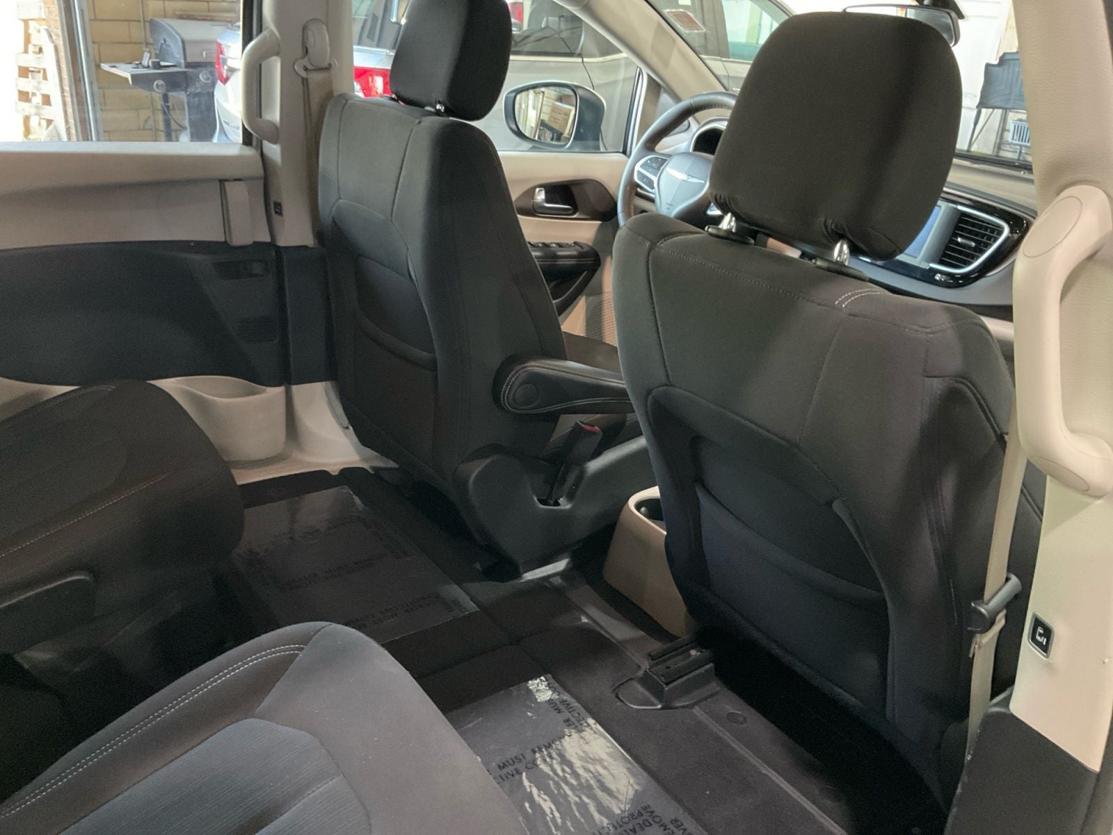 2022 Chrysler Voyager LX