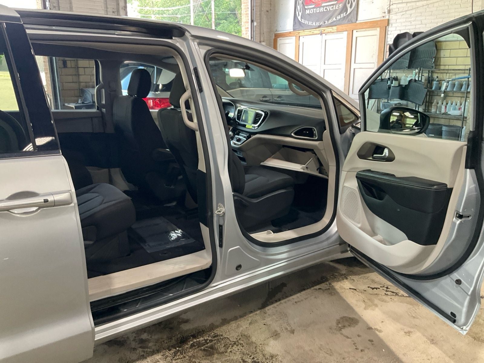 2022 Chrysler Voyager LX